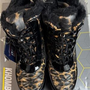 Khombu Women's Black and Tan Quilted Winter Boots